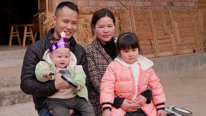เชฟจัดพิธีให้กับลูกชายของเขา ลองเดาดูว่าเขาจะคว้าอะไรก่อน