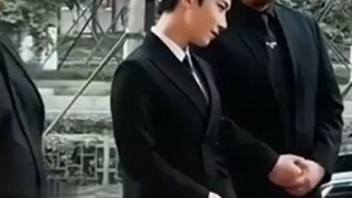 短剧都知道皮鞋要穿薄的！内娱霸总们还在穿大厚底鞋……