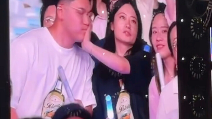 คอนเสิร์ตเซียวจิ้งเถิง เกิดเหตุสุดระทึกเมื่อเต่าใหญ่โผล่ขึ้นมา แฟนสาวผลักแฟนหนุ่มออก แล้วเลือกจะจูบเ