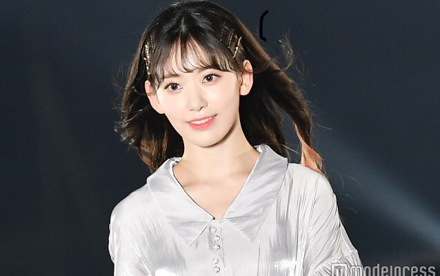 【Miyawaki Sakura】Sakura nhỏ lọt top 4 hotsearch Weibo nhờ màn trình diễn catwalk! Váy liền vs vest n