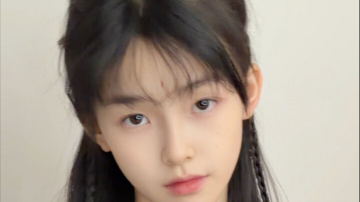 Chẳng cắt tóc mới cho cô ấy, đại khái là thế. Kiểu tóc này thực sự rất dễ biến hóa; cùng một kiểu tó