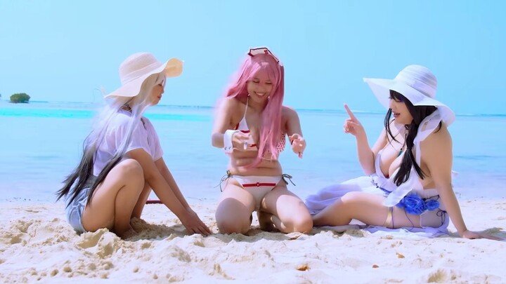 Cosplayer skin Nikke Super Gemoy Main di pantai Blue Water