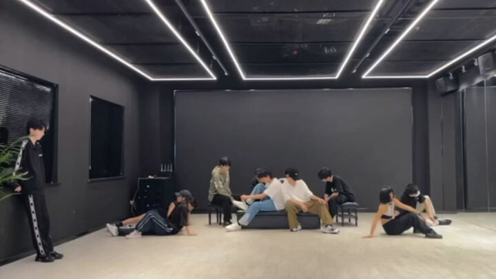 Sumber suara pengganti versi ruang latihan TNT "Dancing with a Stranger"