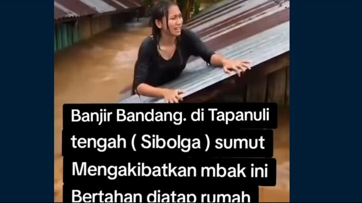 Banjir Bandang Tapanuli tengah SIBOLGA ( Sumatera Utara ) Mbak ini bertahan hidup diatap rumah yang