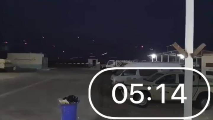 我们有读者经常去西非，今天早上往读者群里发了加蓬的机场争夺战现场视频。征得他同意，我们搬来给大家分享一下