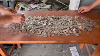 寻宝人在废弃商城里，竟然找到了两个废弃售货机