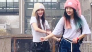 Cảm giác thế nào khi nhảy OMG trong chiếc quần Jeans mới và mặc áo ngắn tay vào ngày tuyết rơi đầu t