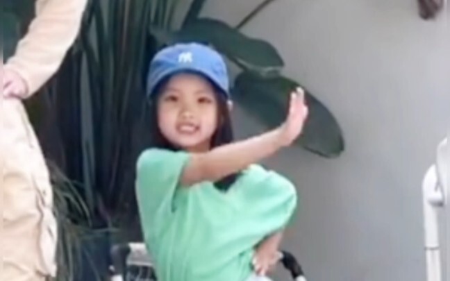 Xiao Yun'er, tantangan tarian gestur "whatever" datang menggoda (sangat bergaya)
