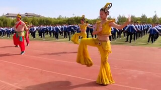 Ngôi trường này đã trở nên nổi tiếng, sử dụng tranh tường Đôn Hoàng để điều chỉnh các bài tập thể dụ