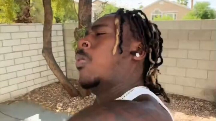 Gắn thẻ anh bạn thân xung quanh bạn có mùi mạnh