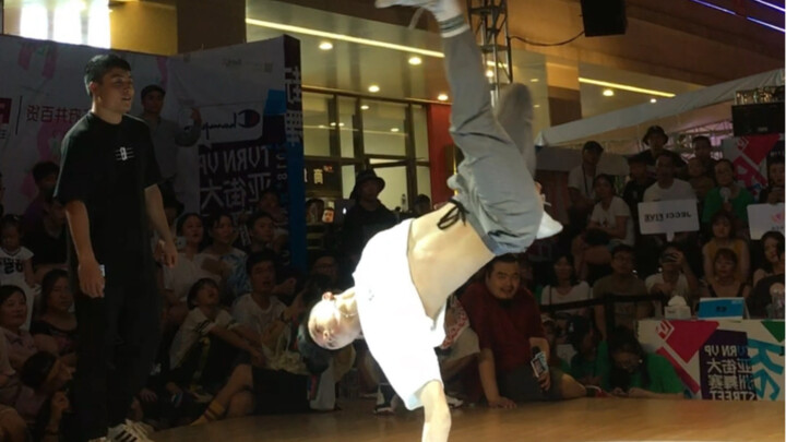 Vũ đạo đường phố đẳng cấp vương giả, chàng trai có kỹ năng nhảy siêu việt, màn trình diễn mãnh liệt 