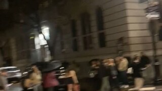 老友记 |当地时间29号晚上，纽约西村老友记公寓楼下，粉丝们自发的来吊唁！💐