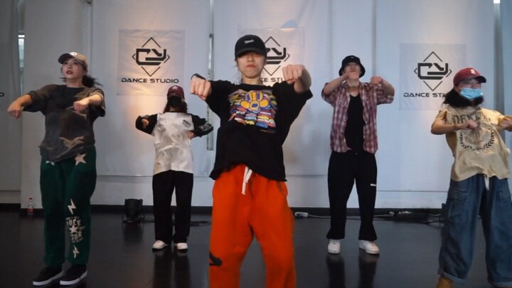 Handsome guy's street dance! You can give it a shot now.