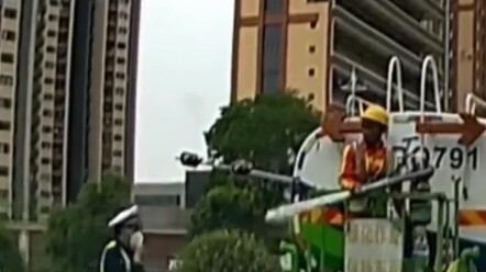 พนักงานรถฉีดน้ำฉีดน้ำได้แม่นยำ แล้วจู่ๆ คุณตำรวจก็เดินผ่านมาพอดี เลยได้อาบน้ำฟรีจากพนักงานรถฉีดน้ำเล