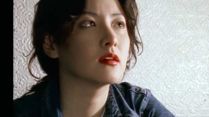 Pale eyes, red lips! No wonder Koreans say this kind of natural beauty is hard to replicate.