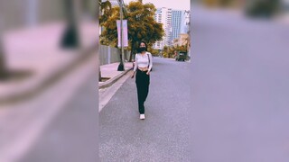 Phối đồ cùng chiếc quần rộng thùng thình