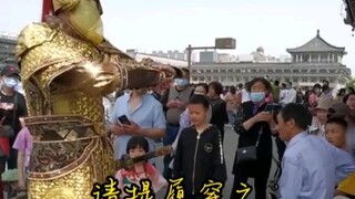 Area Wisata Tembok Kota Xi'an menempatkan prajurit Dinasti Tang setinggi 1,8 meter untuk mencegah pe