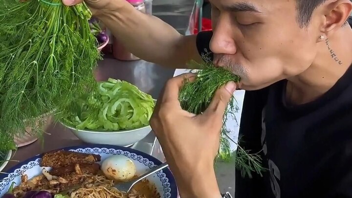 Why do Thai people slurp noodles while eating grass?