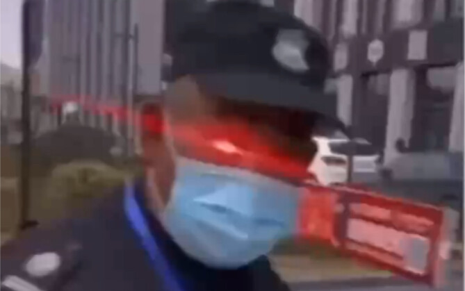 At the scene, the security guard's eyes were truly shining.