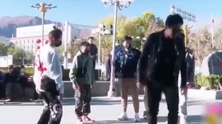 Lu Han, who says “I can’t play” but then just steps on and walks away—now that’s the ultimate Versai