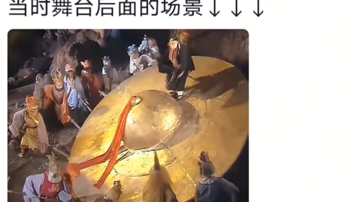 Người phía trước đang làm nghệ thuật, mấy người phía sau thì đang sửa nhà