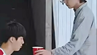 Kim Taehyung's strawberry milk hit! The way he lay down after pampering his brother is so good rua