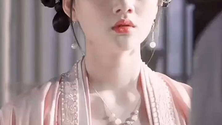 Dalam drama ini, busana yang ia kenakan pada awalnya didominasi warna merah muda, putih, dan oranye;