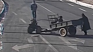 惊险！拖拉机失控转圈，路过司机双膝撞地及时化解