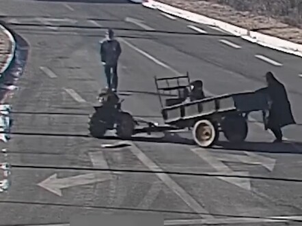 惊险！拖拉机失控转圈，路过司机双膝撞地及时化解