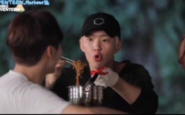 【SEVENTEEN】Nasi di mangkukku untuk rekan satu timku, dan tanganku digunakan untuk memberi mereka mak