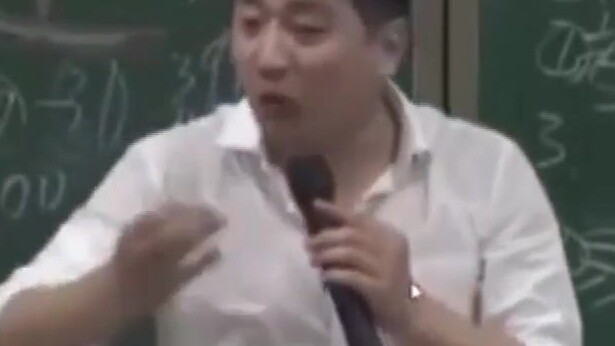 จางเสว่เฟิง นักเล่าเรื่องตลกเดินได้นั้นตลกตลอดทั้งเรื่อง