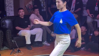 美女这个机械舞跳的太好了！
