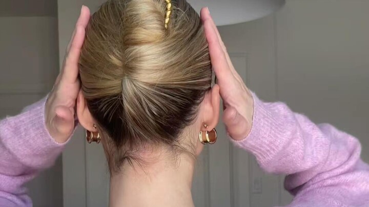 أنقذوني! لقد علّمتني حقًا كيفية تصفيف الشعر باستخدام دبوس شعر على شكل حرف U!