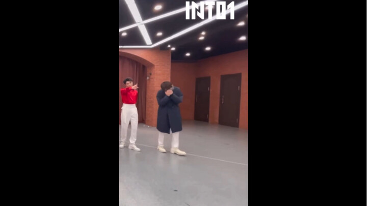 AK หลิวจาง: ช่วยฉันที ช่วยฉันที ช่วยฉันที ช่วยฉันที หนีแล้ว หนีแล้ว หนีแล้ว