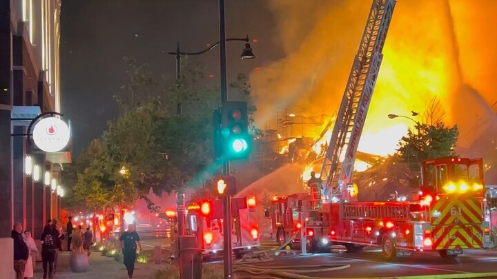 Setelah satu atau dua jam, api besar ini akhirnya hampir padam, tapi gedung ini sudah benar-benar ha