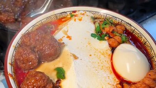 Douhua Paomo di jalan-jalan Xi'an, susu kedelai yang dicelupkan ke dalam mahua dan mo sangat istimew