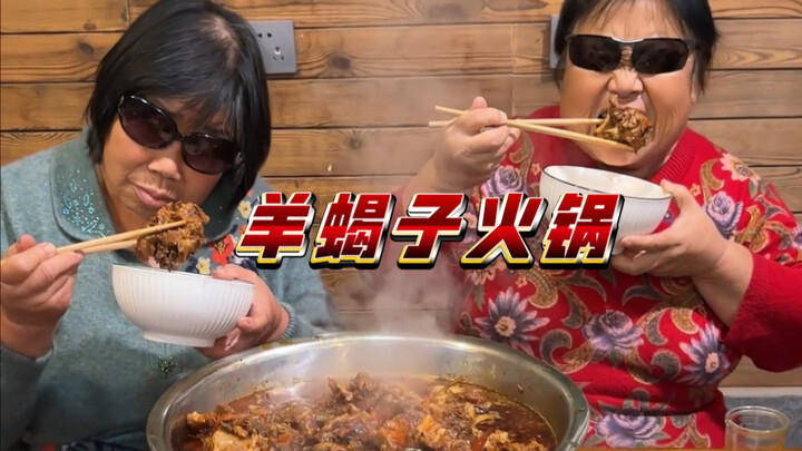 The most straightforward way to strengthen your bond is to enjoy lamb spine hot pot together.