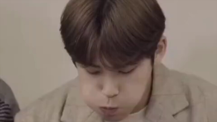 Kim Min-kyu memakan yang terbaik dan terburuk dari kedua dunia