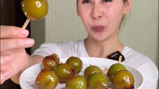 Berhasil juga bikin Tanghulu … berapa kali gagal , kali ini pakai permen langsung sukses …..