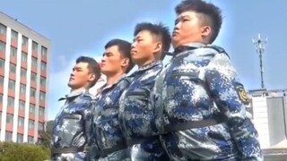“美女是衡量军姿的标尺”