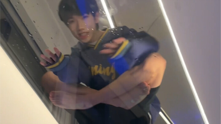 可爱弟弟从天而降