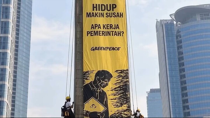 Delapan aktivis naik ke puncak Bundaran HI buat nagih rapor 2 tahun pemerinta