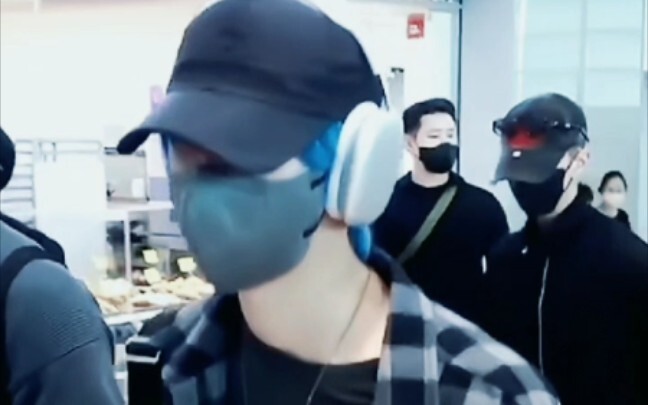 【ซูหมิงหาว เหวินจวิ้นฮุย】หนึ่งคนโด่งดังในเทรนด์เกาหลีเพราะผมสีน้ำเงิน อีกคนมีผมสีขาวเหมือนพระเอกการ์