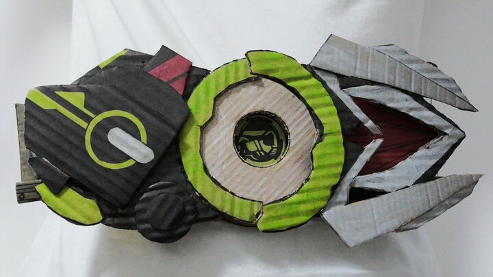 Buat sabuk nol-satu Kamen Rider dari karton