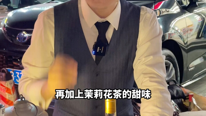 Drink Fenjiu like this—don’t even talk about knocking your buddies out; it could knock your dad righ