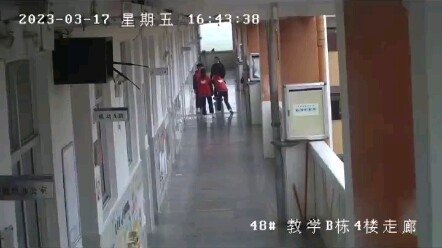 Một nhóm học sinh đang chơi trốn tìm thì bất ngờ gặp thầy cô, và rồi… ha ha!!