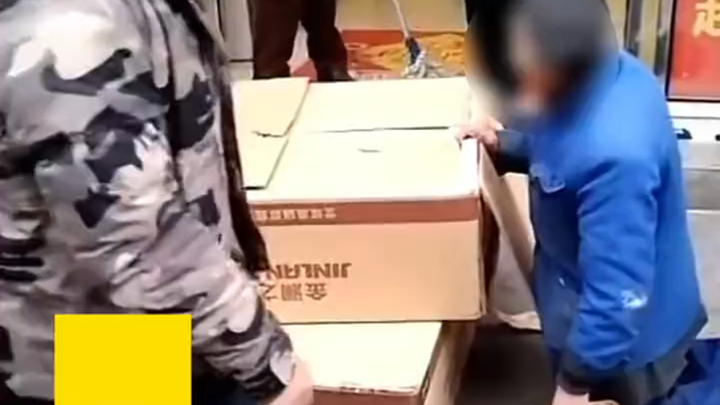 ชายสูงวัยคนหนึ่งพยายามลากกระดาษห่อเครื่องไพ่นกกระจอกของหญิงสาวไปโดยใช้กำลัง