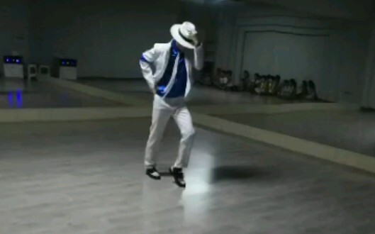 给学生们表演Michael Jackson的Smooth criminal.融合演唱会跟MV的感觉。