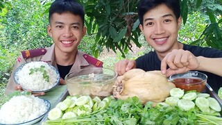 ลูกเสือกินไก่ กินข้าวมันไก่ทั้งตัว ซดนํ้าซุปหอมๆพร้อมนํ้าจิ้มเด็ดแซ่บจริงๆ.