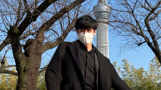 灰色西装梅开二度！西装男子天空树下翻跳Kai的Mmmh